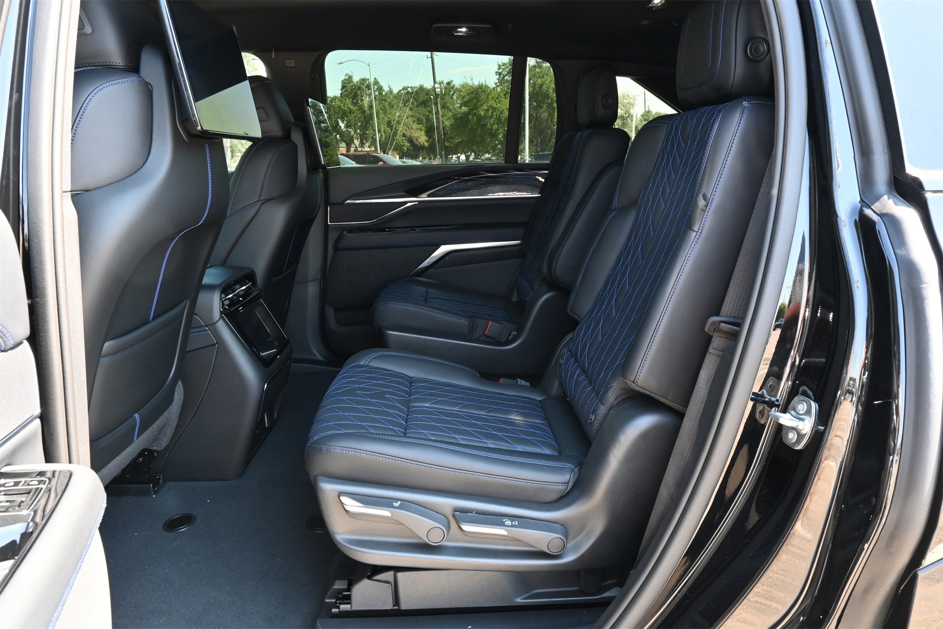 New 2026 Cadillac Escalade IQ Sport 1 w/ LPO, ONYX Package image 20