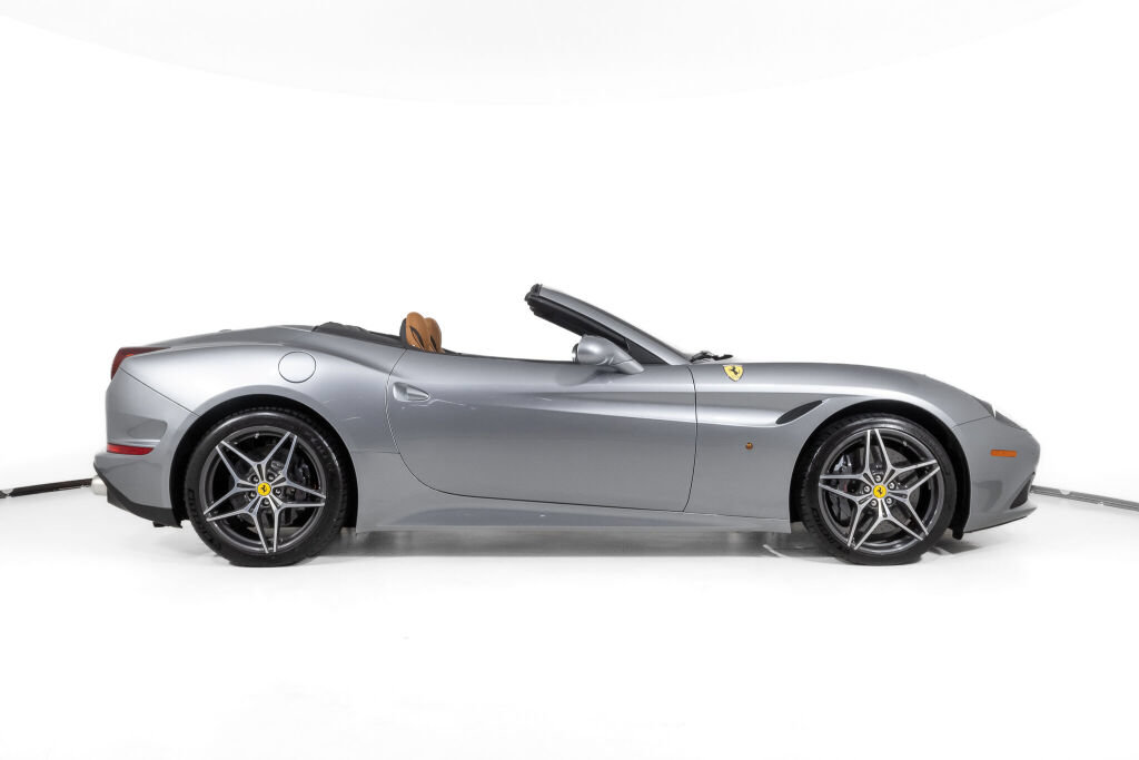 Used 2016 Ferrari California T RWD image 9