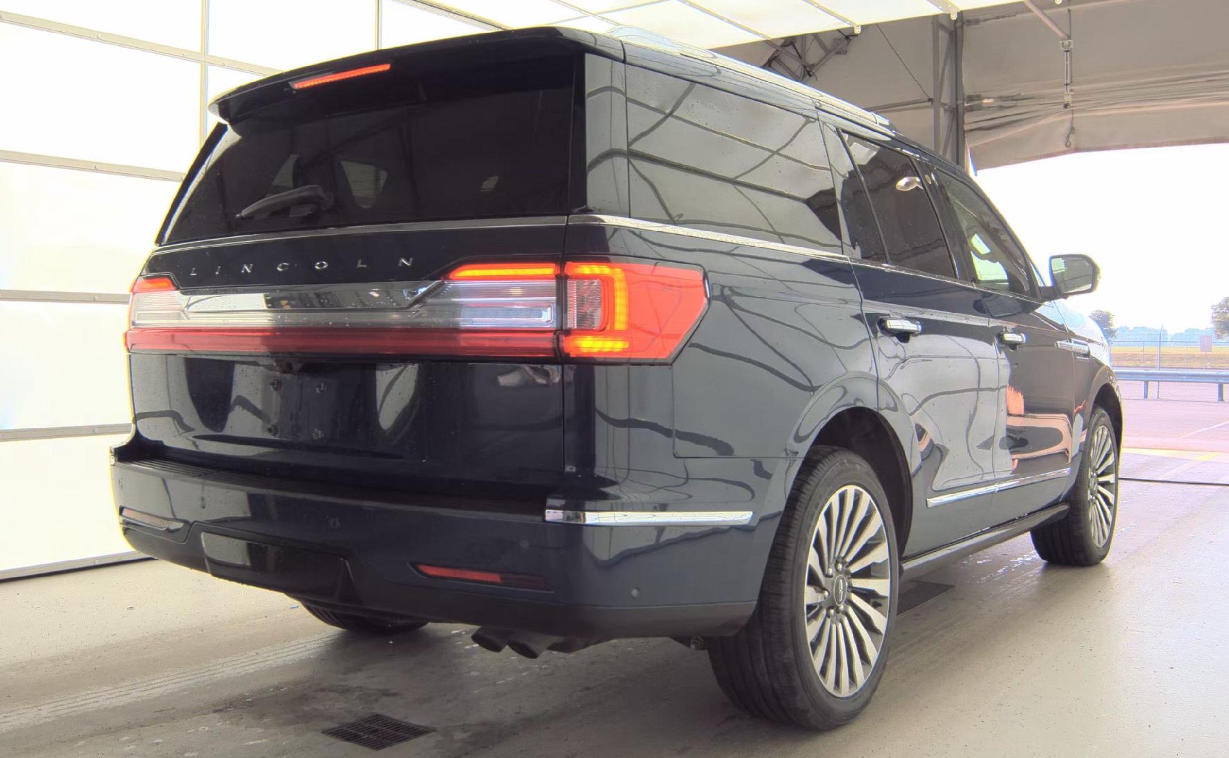 Used 2019 Lincoln Navigator Reserve AWD/4WD image 4