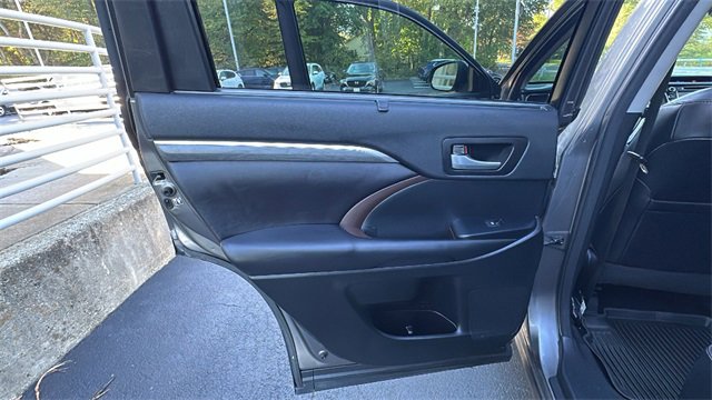 Used 2017 Toyota Highlander Limited image 37