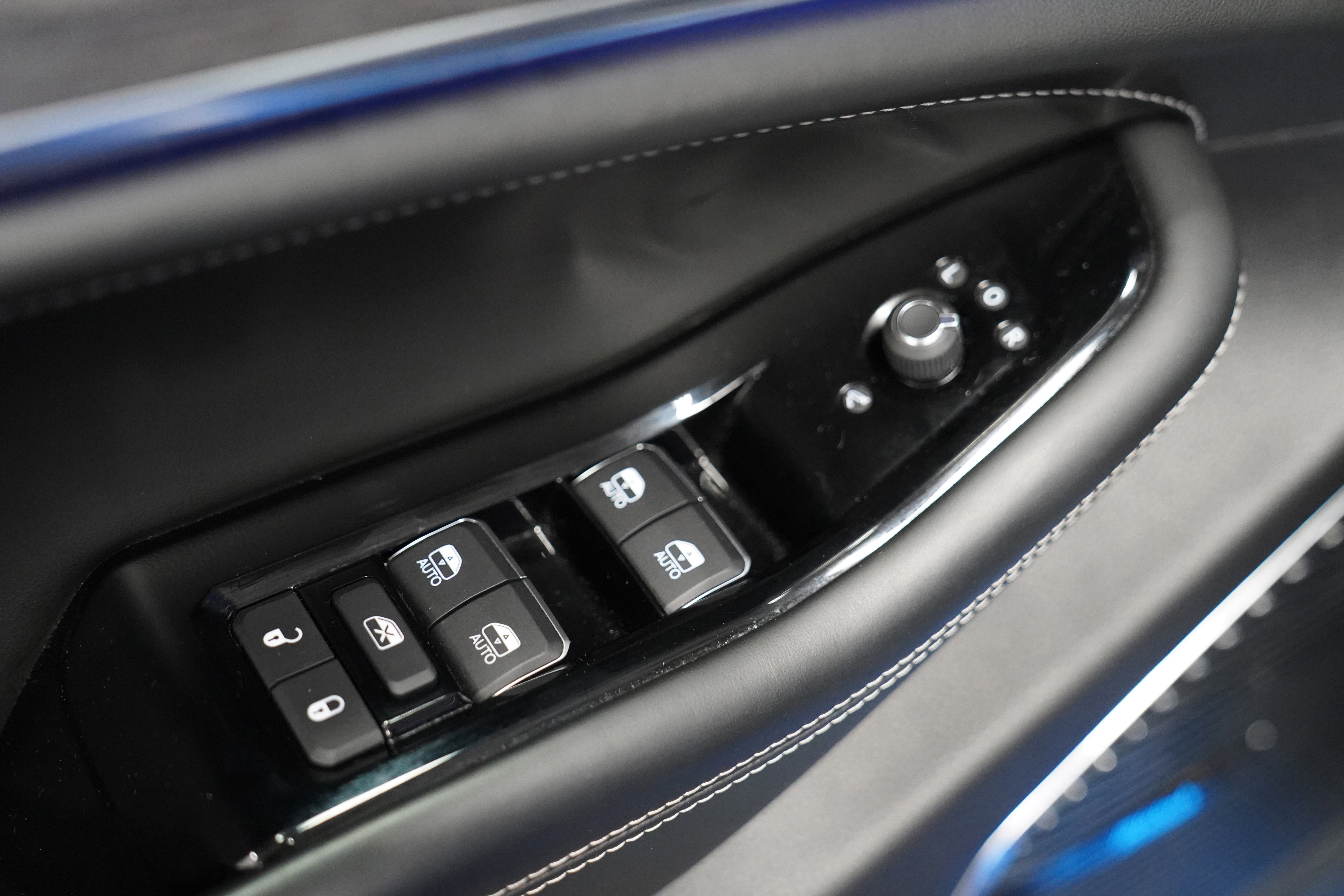 Used 2023 Jeep Grand Cherokee Overland w/ Advanced Protech Group III image 18