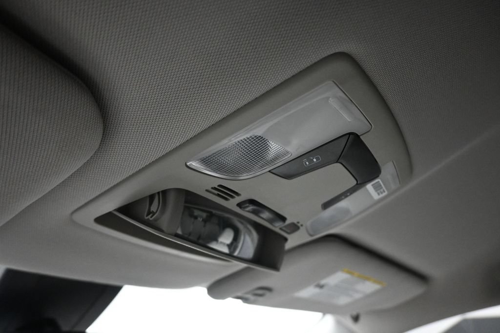 Used 2018 Toyota Sienna LE w/ Carpet Mat Package FWD image 23