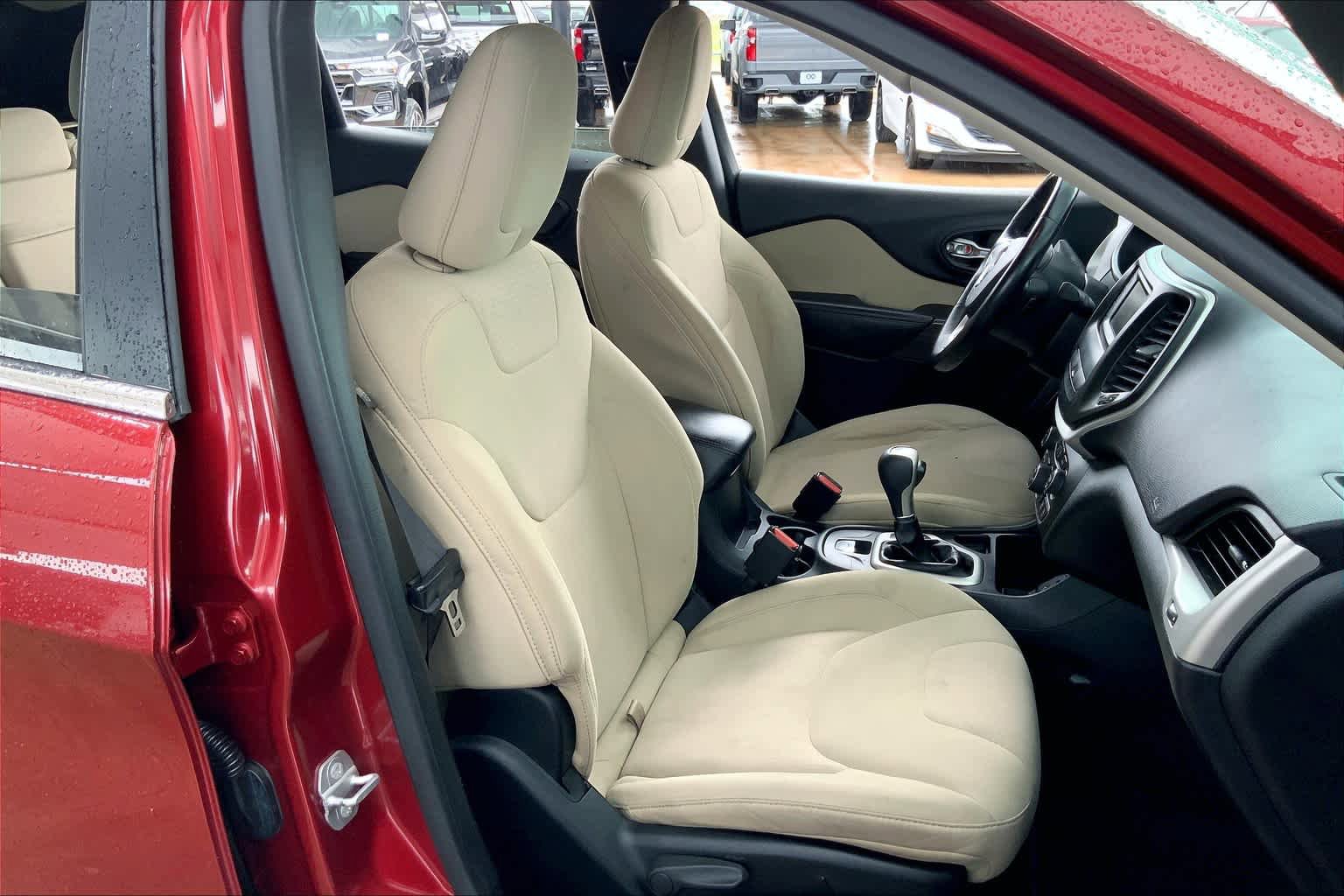 Used 2015 Jeep Cherokee Latitude w/ Comfort/Convenience Group FWD image 9