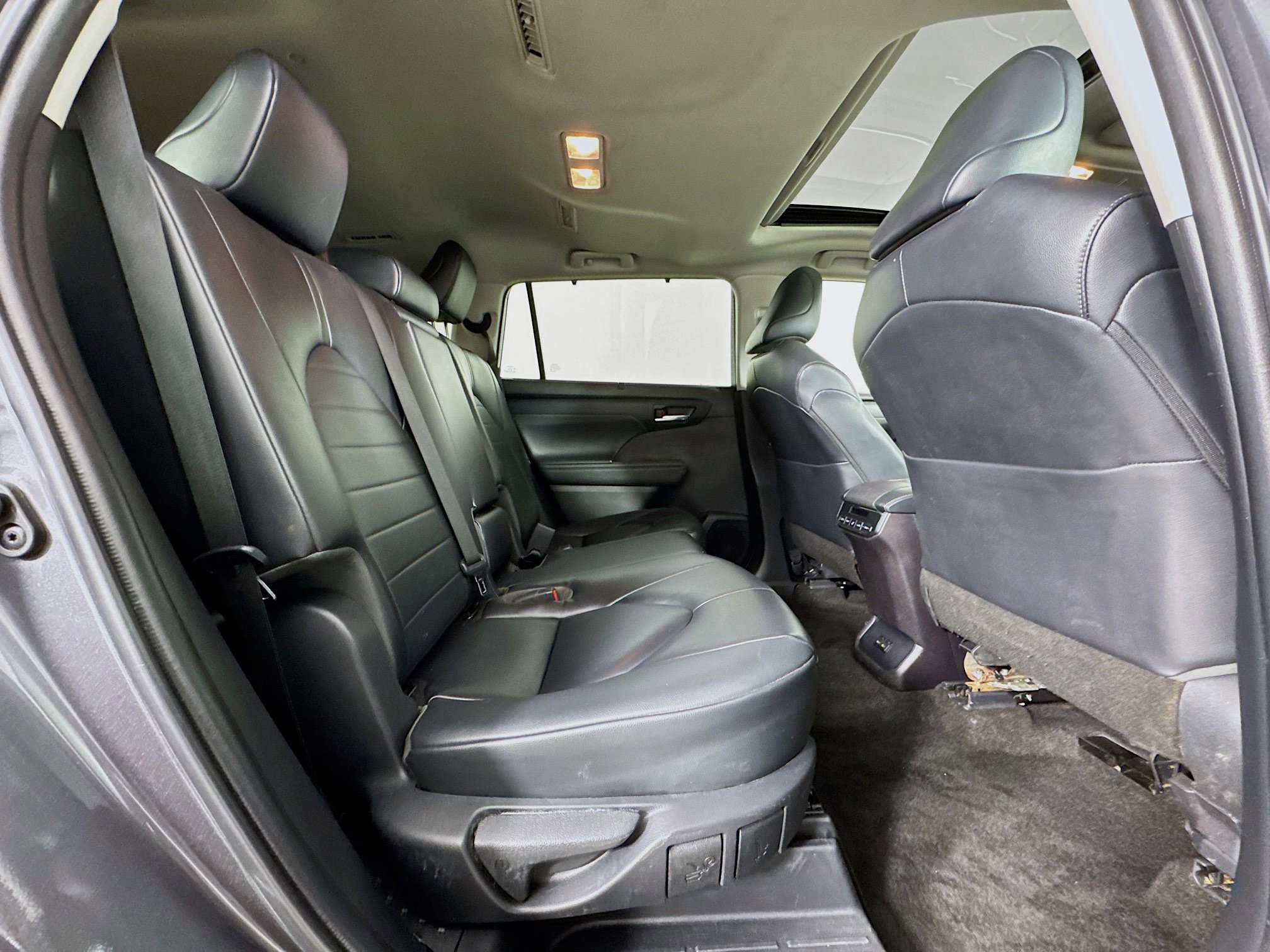 Used 2023 Toyota Highlander XLE AWD/4WD image 28