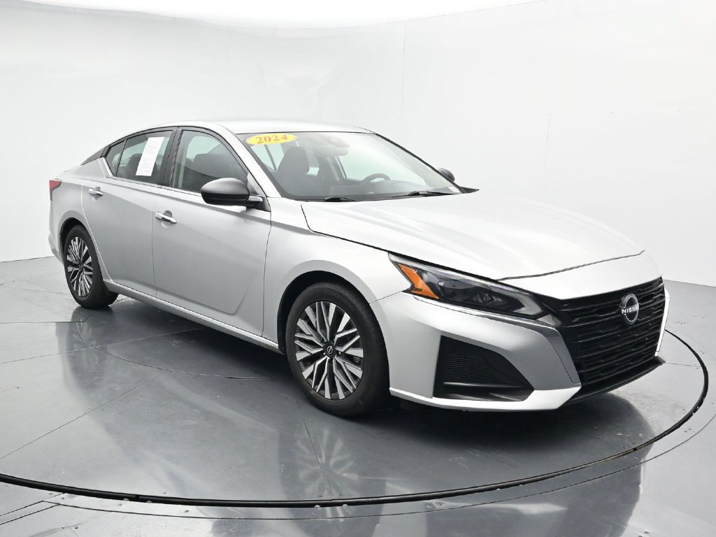Used 2024 Nissan Altima 2.5 SV FWD image 2