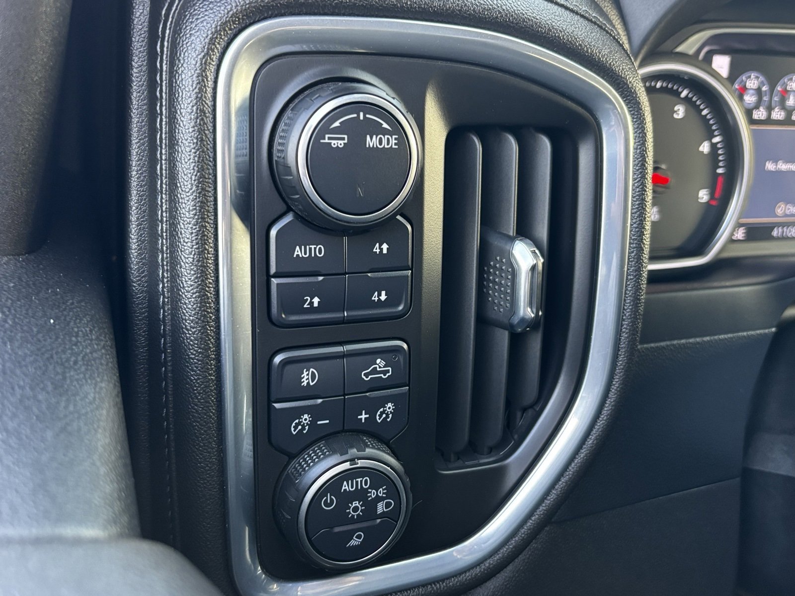 Used 2023 Chevrolet Silverado 2500 High Country w/ Safety Package II image 4