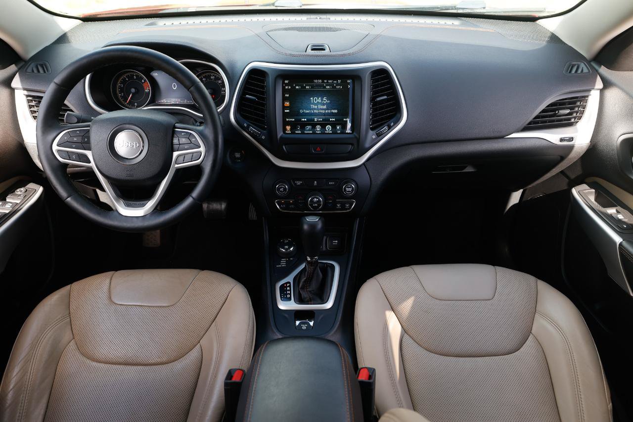 Used 2017 Jeep Cherokee Limited w/ Luxury Group AWD/4WD image 2