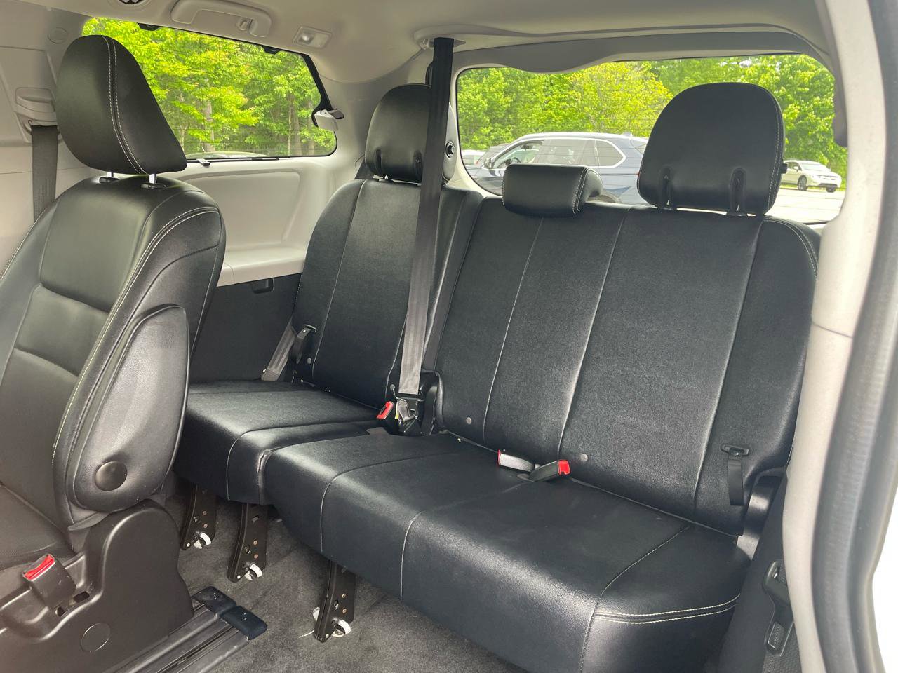 Used 2015 Toyota Sienna SE FWD image 9