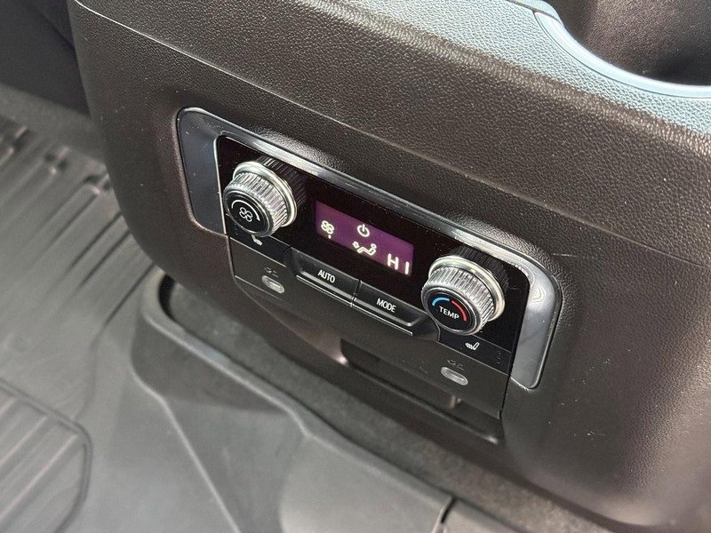 Used 2023 GMC Yukon XL Denali image 17