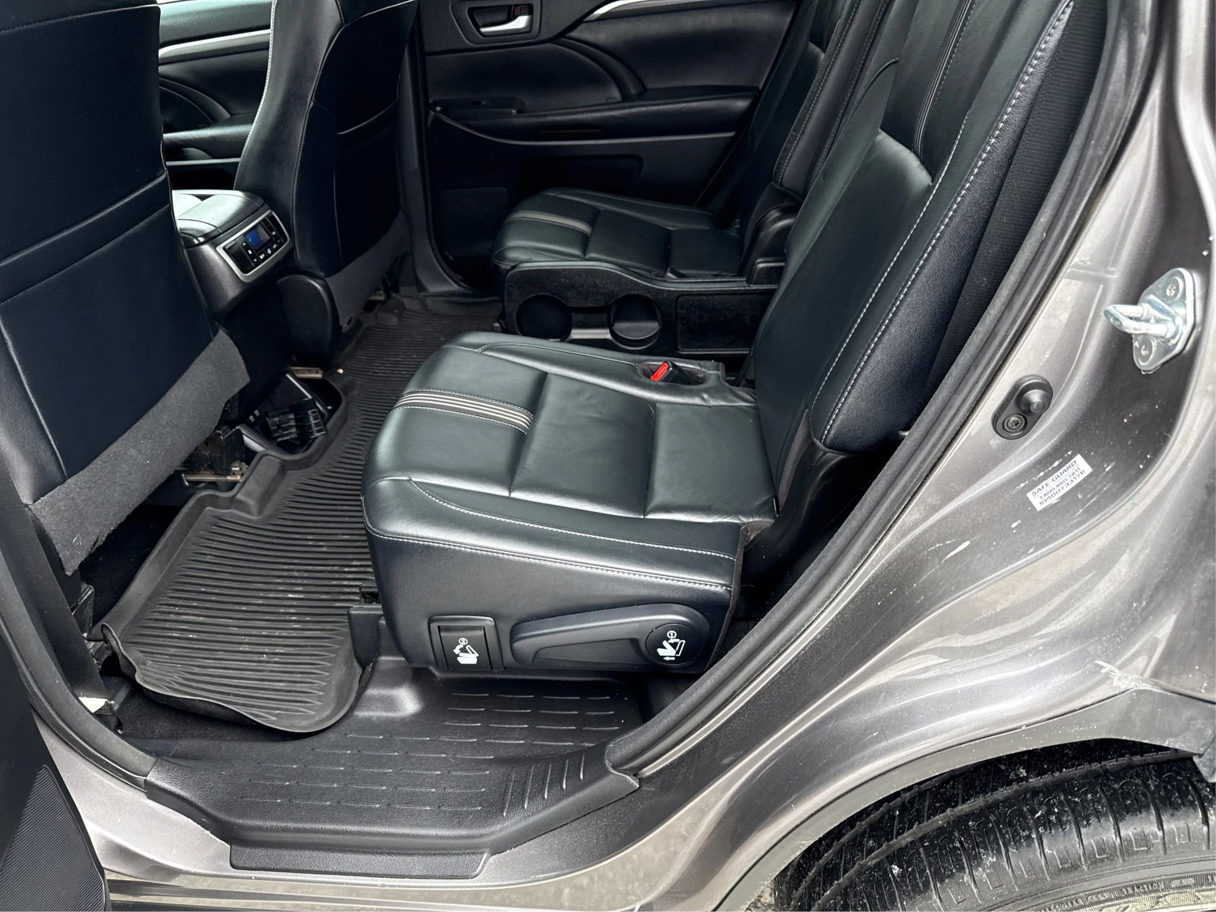 Used 2017 Toyota Highlander SE image 11