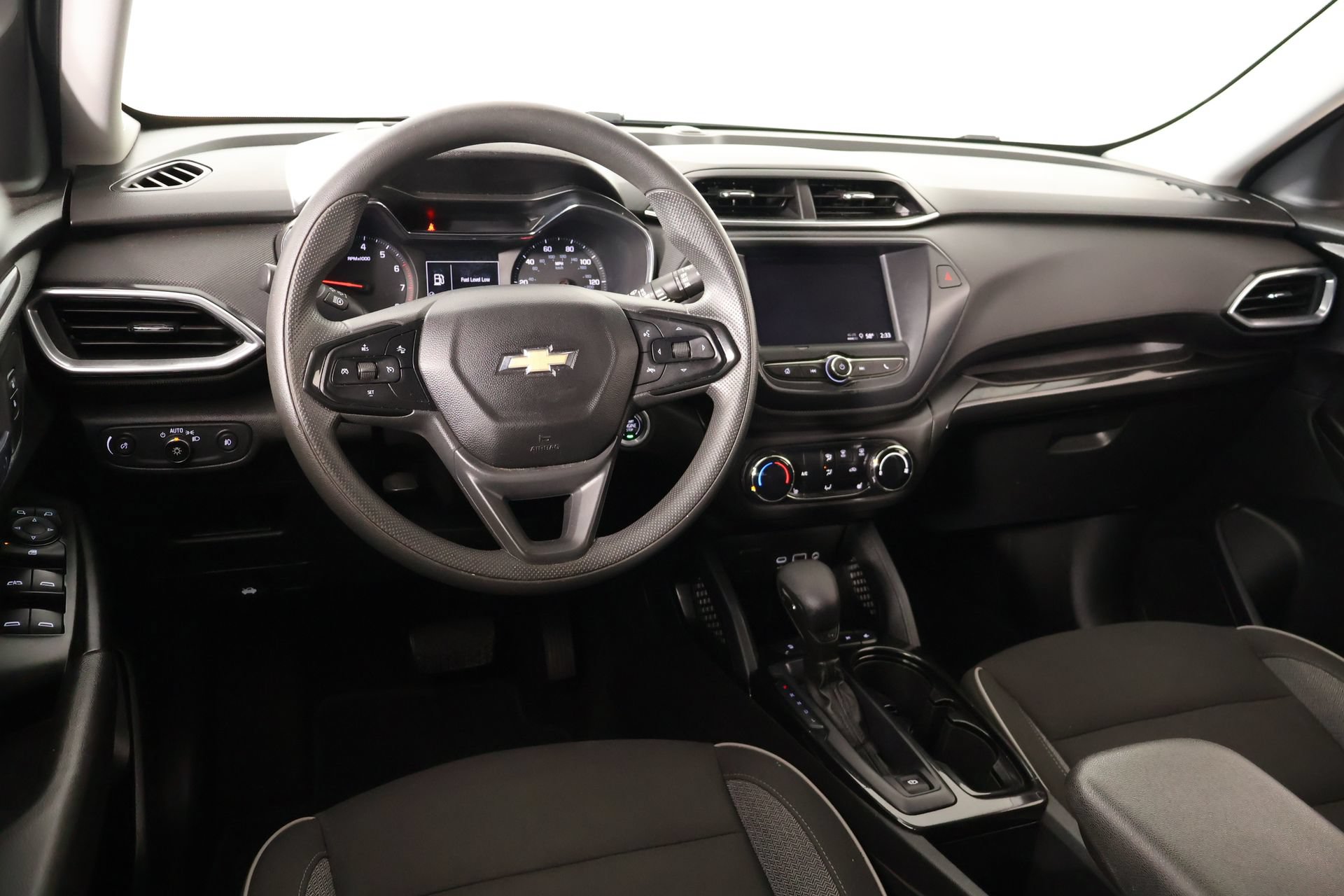Used 2023 Chevrolet TrailBlazer LT FWD image 2