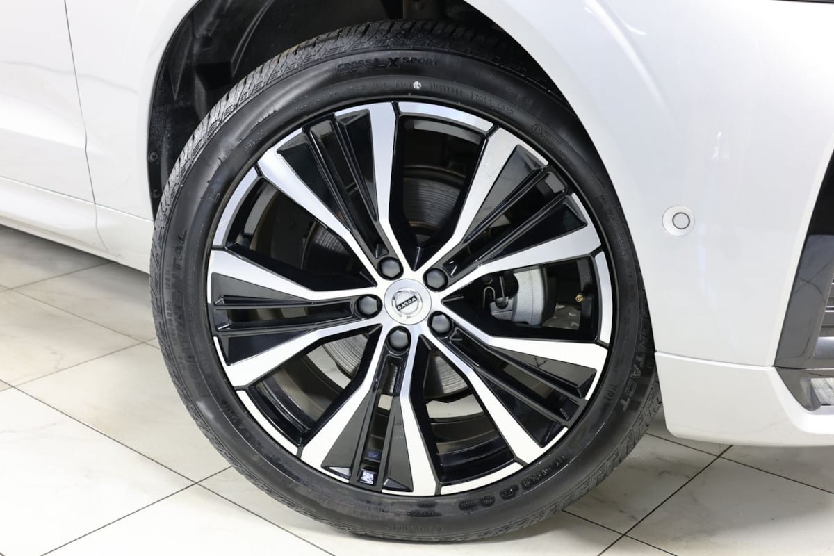 Used 2025 Volvo XC60 B5 Plus AWD/4WD image 14