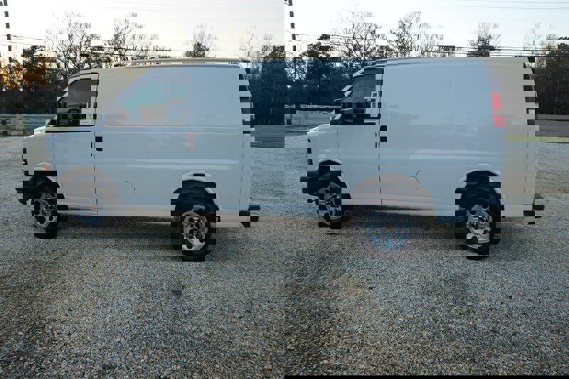 Used 2010 Chevrolet Express 1500 image 10