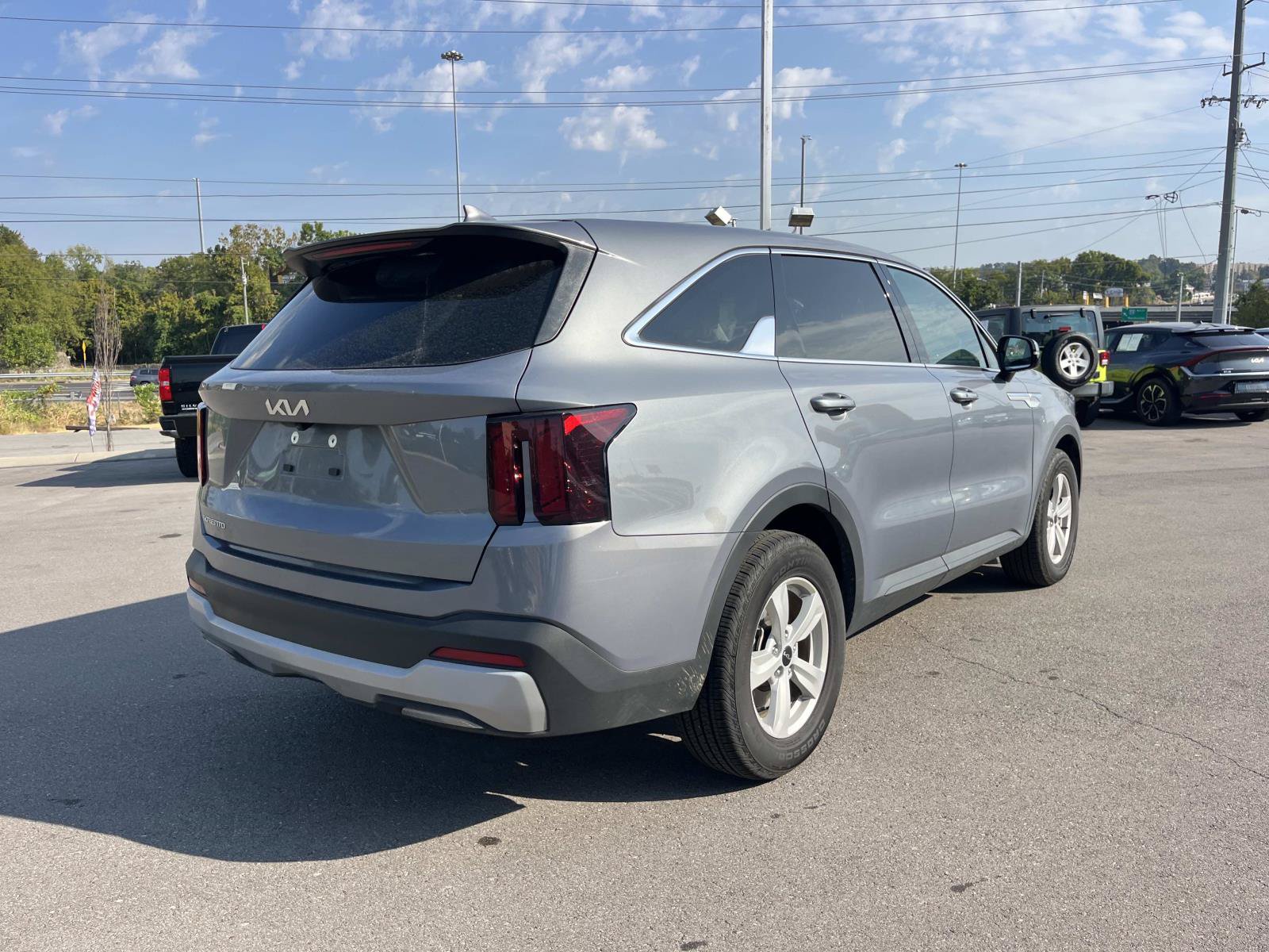 Used 2025 Kia Sorento LX FWD image 3