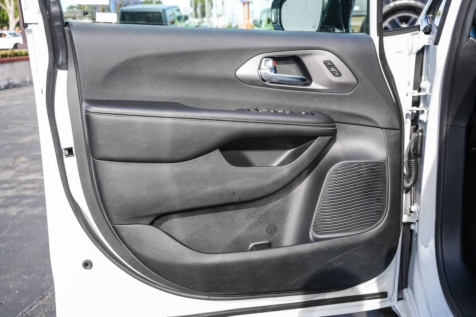 New 2026 Chrysler Pacifica Select FWD image 24