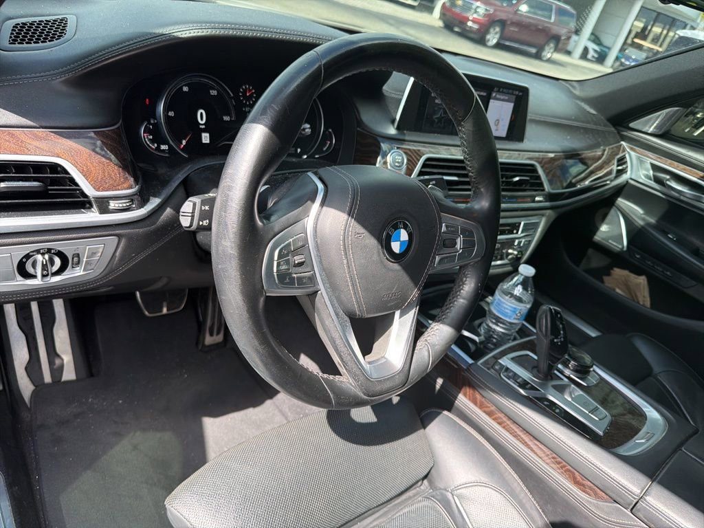 Used 2019 BMW 750i w/ Executive Package image 9