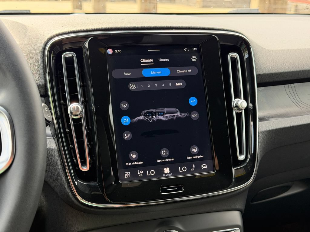Certified 2024 Volvo XC40 Recharge Core RWD image 15