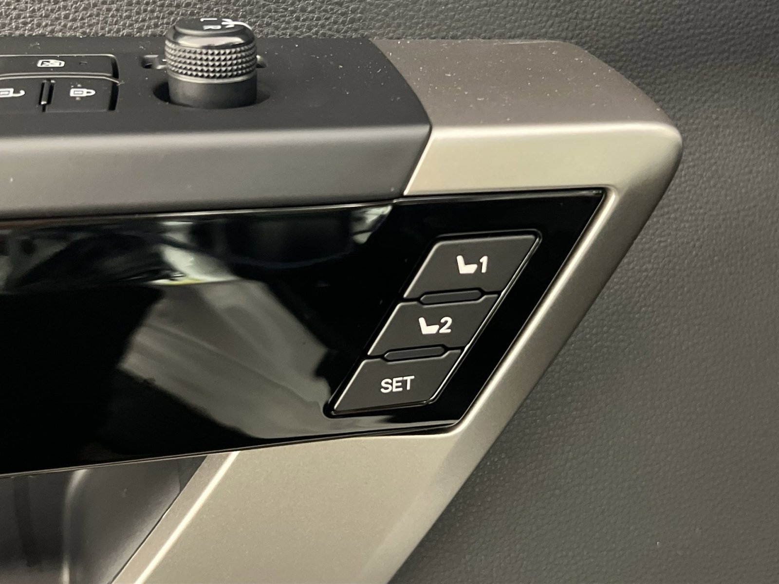 Used 2024 Toyota Sequoia Limited image 32