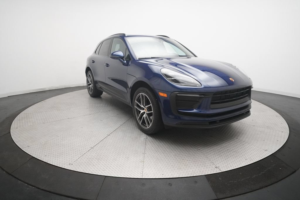 Certified 2022 Porsche Macan AWD/4WD image 3