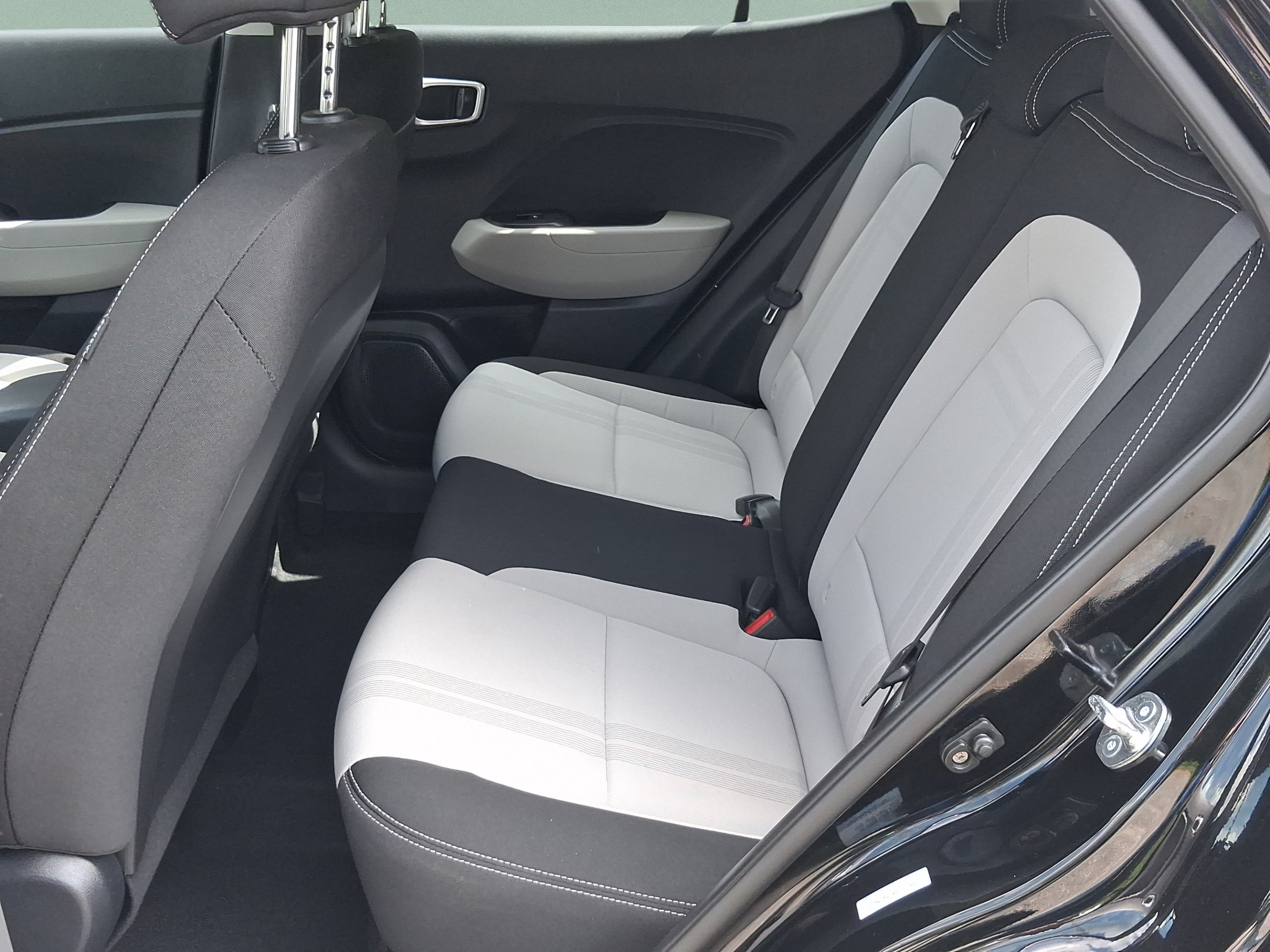 Used 2025 Hyundai Venue SEL FWD image 21