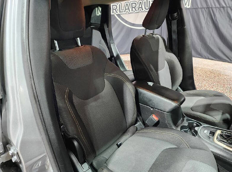 Used 2017 Jeep Cherokee Latitude w/ Comfort/Convenience Group image 14