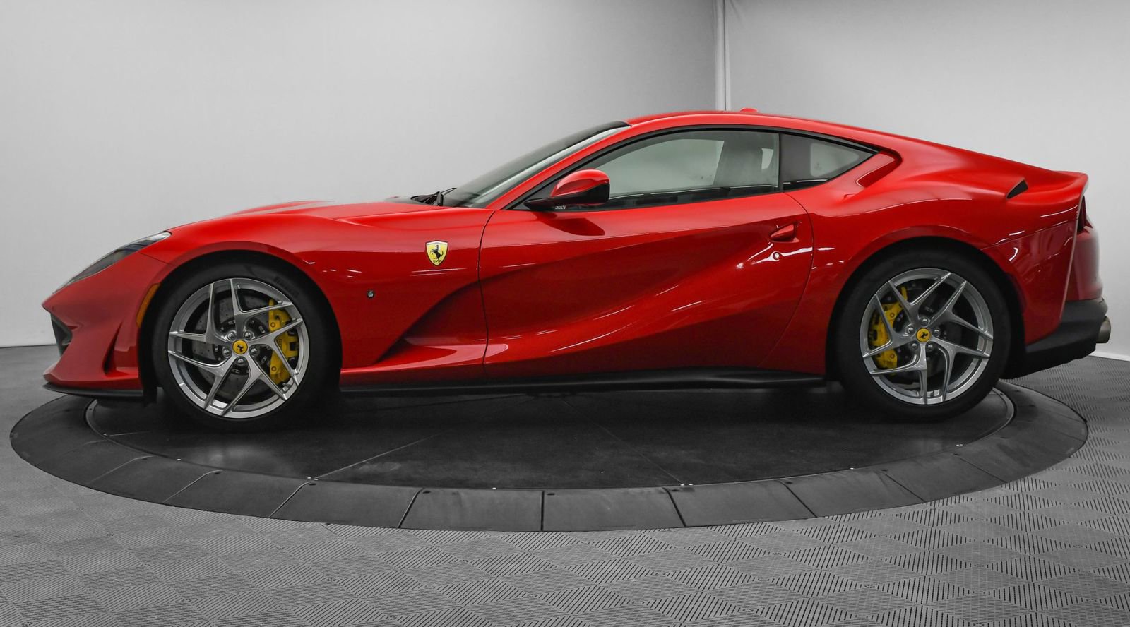 Used 2018 Ferrari 812 Superfast RWD image 4