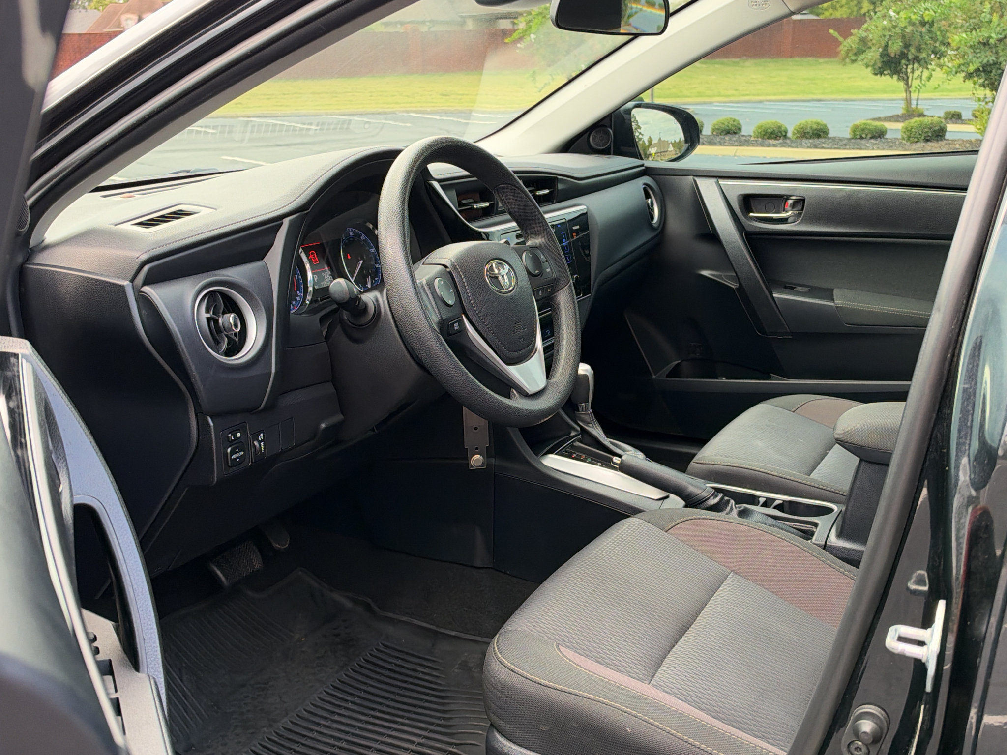 Used 2017 Toyota Corolla LE FWD image 10