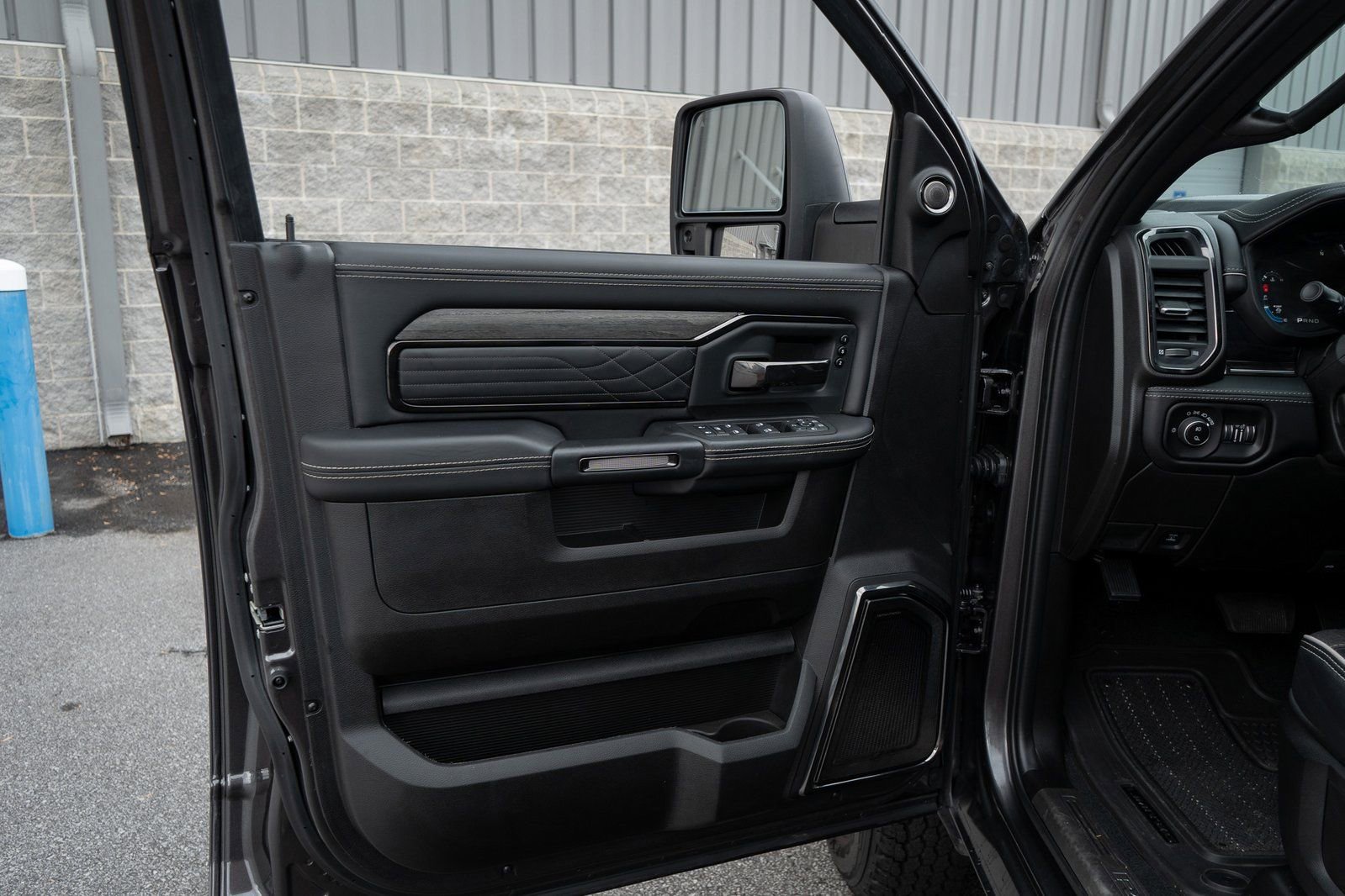 Used 2025 RAM 3500 Limited image 25