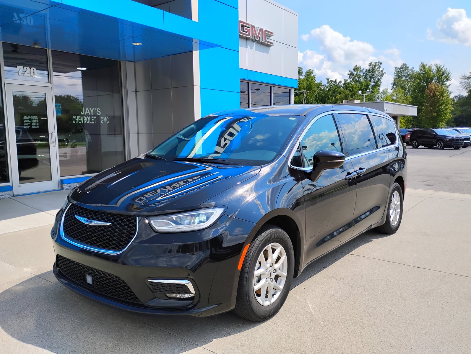 Used 2025 Chrysler Pacifica Select FWD image 13