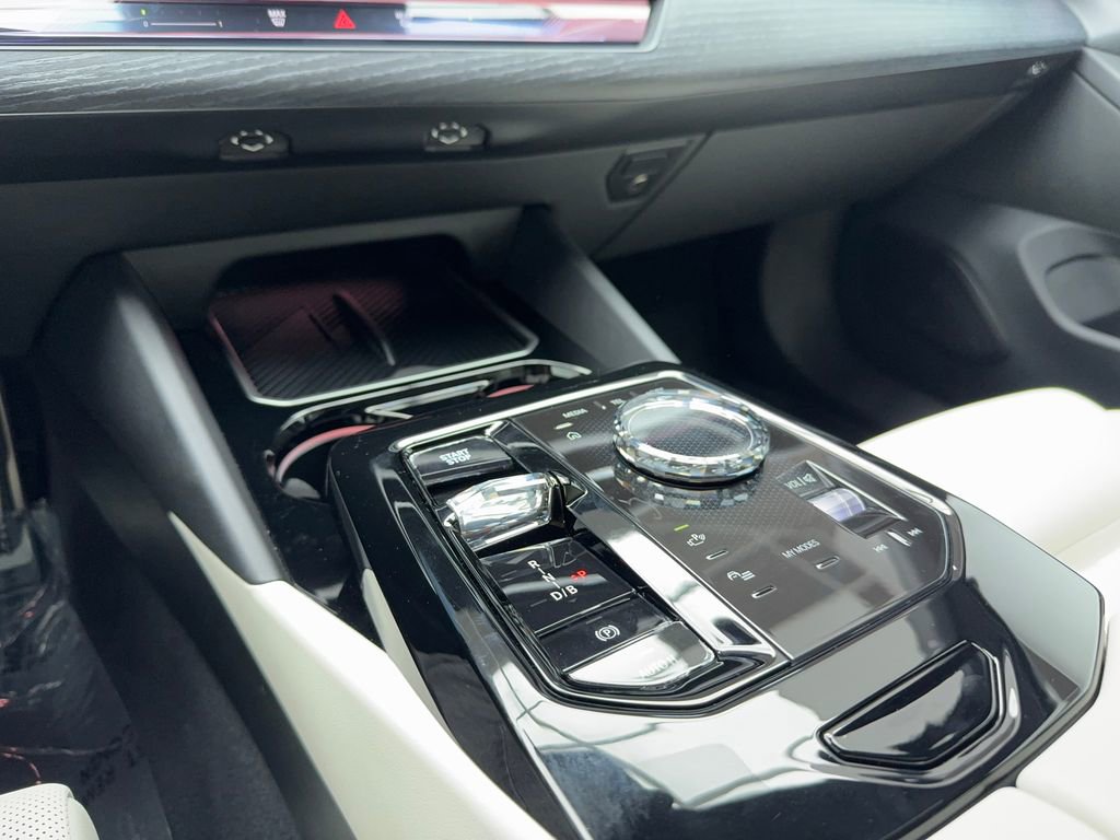 Used 2025 BMW i5 eDrive40i w/ Executive Package image 31
