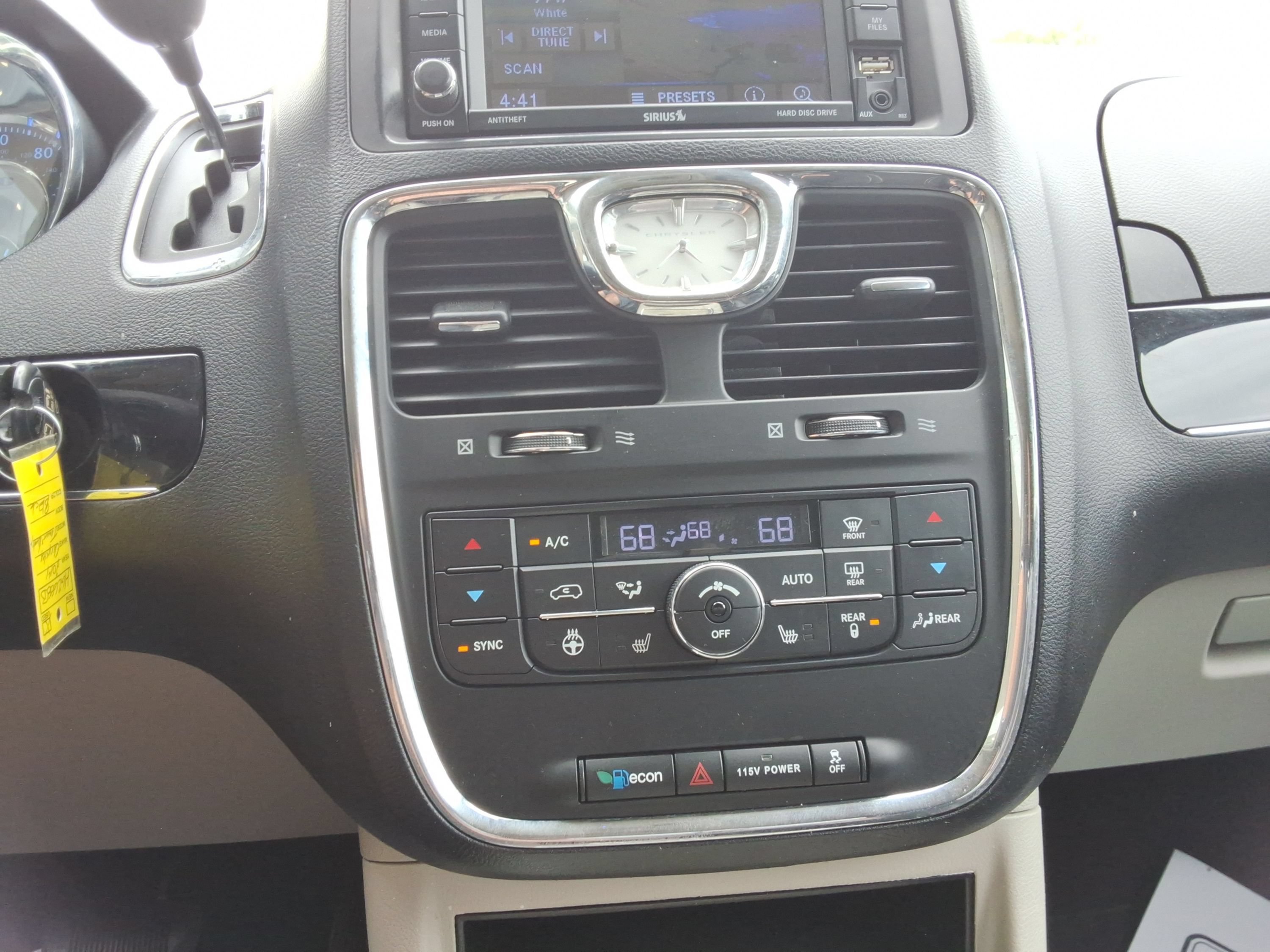 Used 2014 Chrysler Town & Country Touring-L FWD image 17