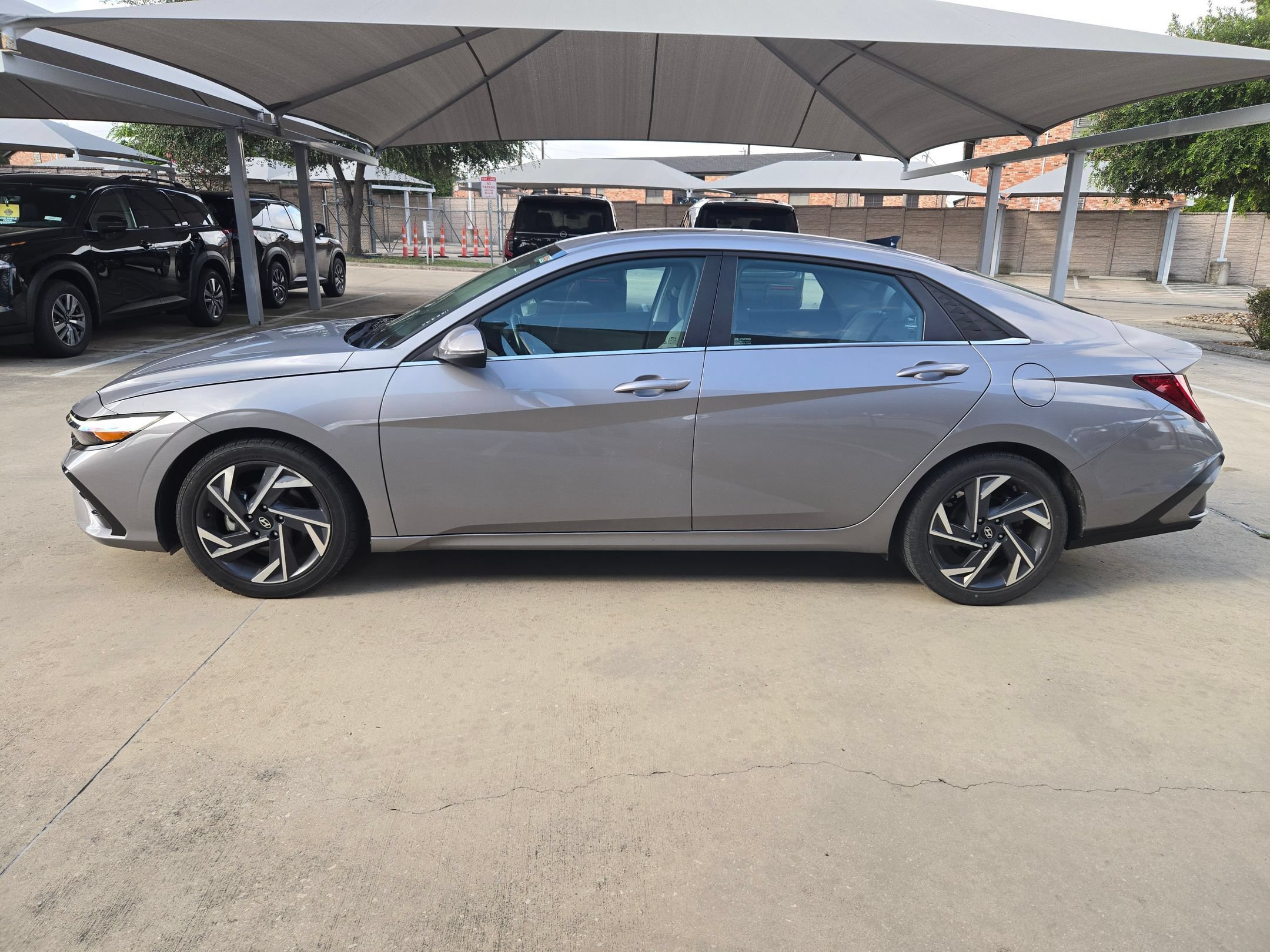 Used 2025 Hyundai Elantra Limited FWD image 6