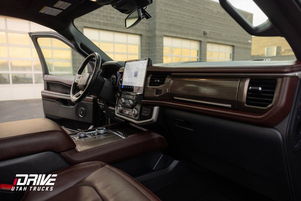 Used 2024 Ford Expedition Limited image 11