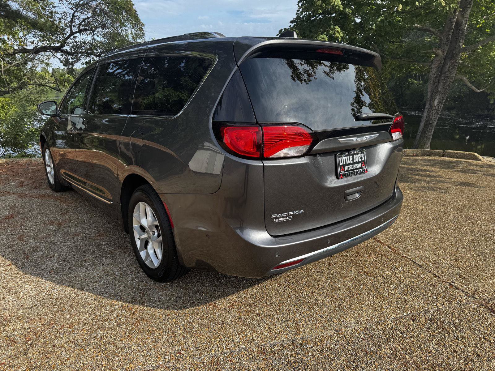 Used 2017 Chrysler Pacifica Touring-L Plus w/ Advanced Safetytec Group FWD image 8