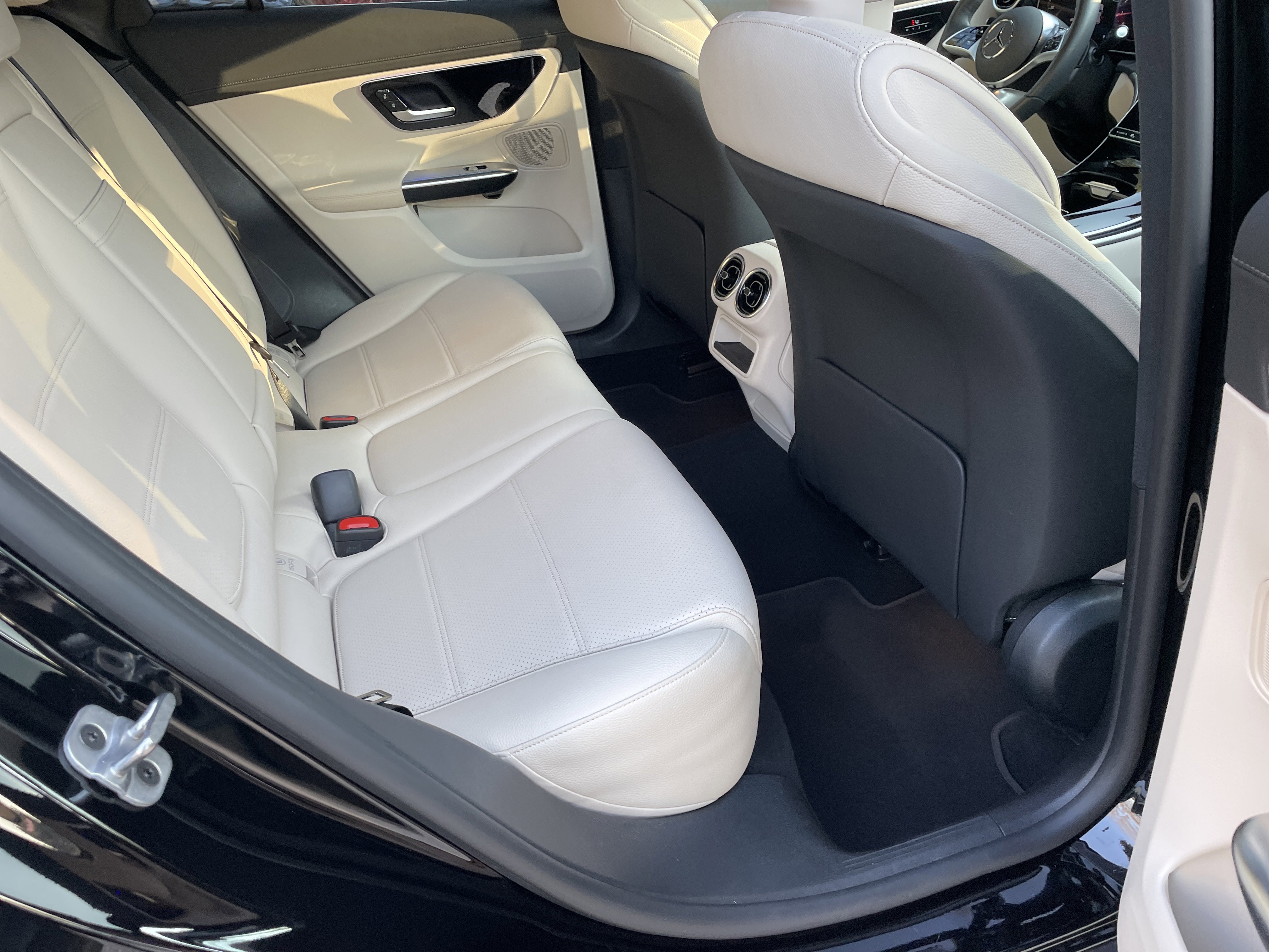 Used 2024 Mercedes-Benz GLC 300 4MATIC image 43