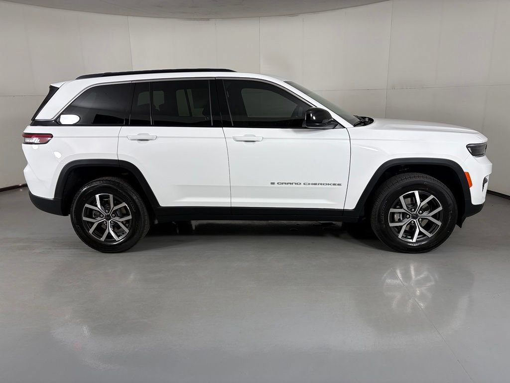 New 2027 Jeep Grand Cherokee Laredo X RWD image 9