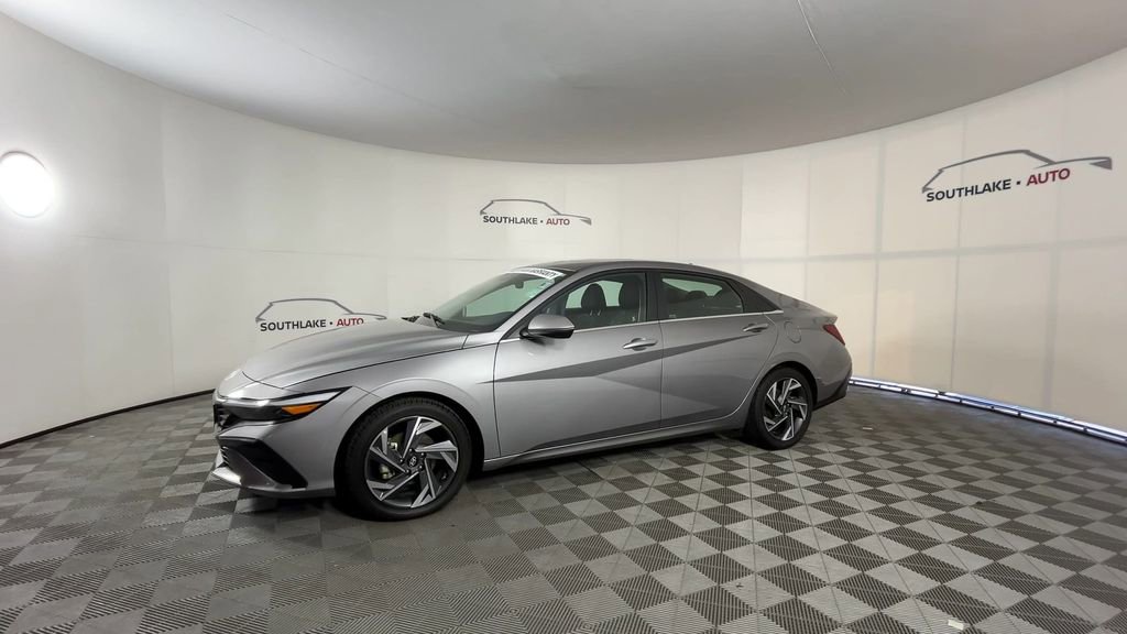 Used 2025 Hyundai Elantra Limited FWD image 4