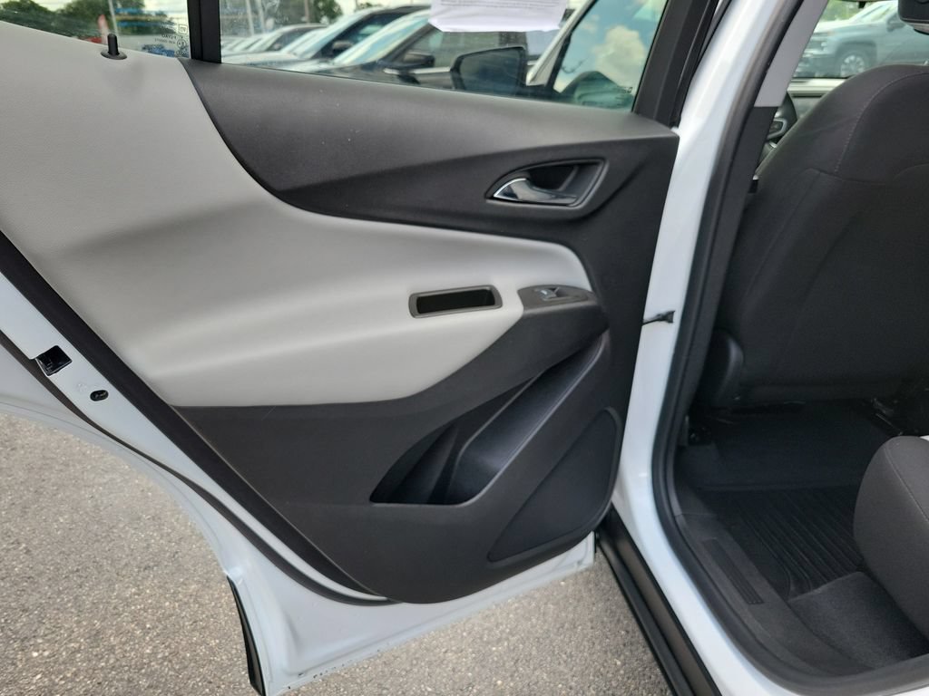Used 2023 Chevrolet Equinox LS w/ LS Convenience Package AWD/4WD image 17