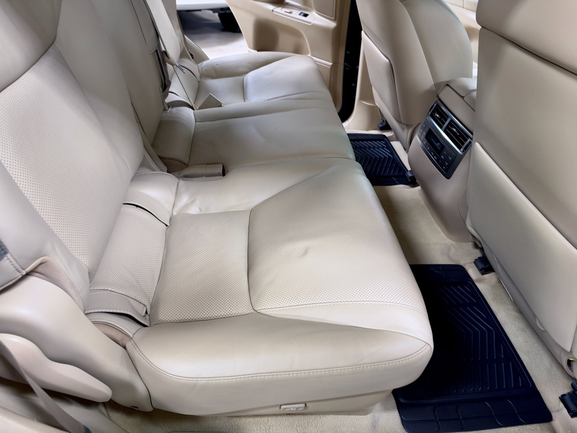 Used 2009 Lexus LX 570 4WD w/ Preferred Accessory Pkg image 26