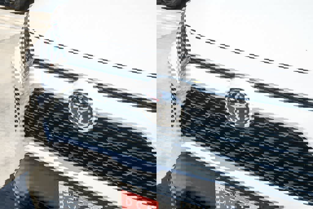 Used 2022 Toyota RAV4 LE FWD image 5