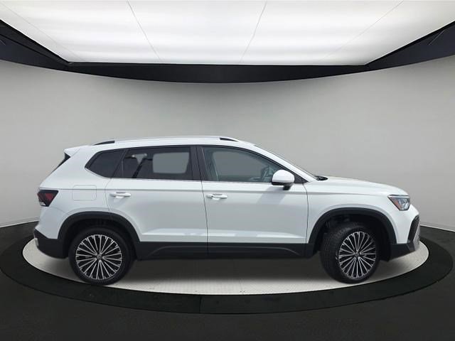 New 2026 Volkswagen Taos SE image 8