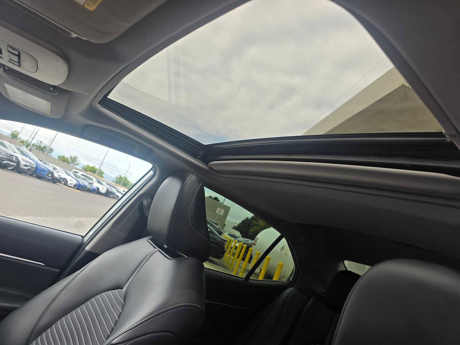 Used 2020 Toyota Camry SE w/ Sunroof Package FWD image 23