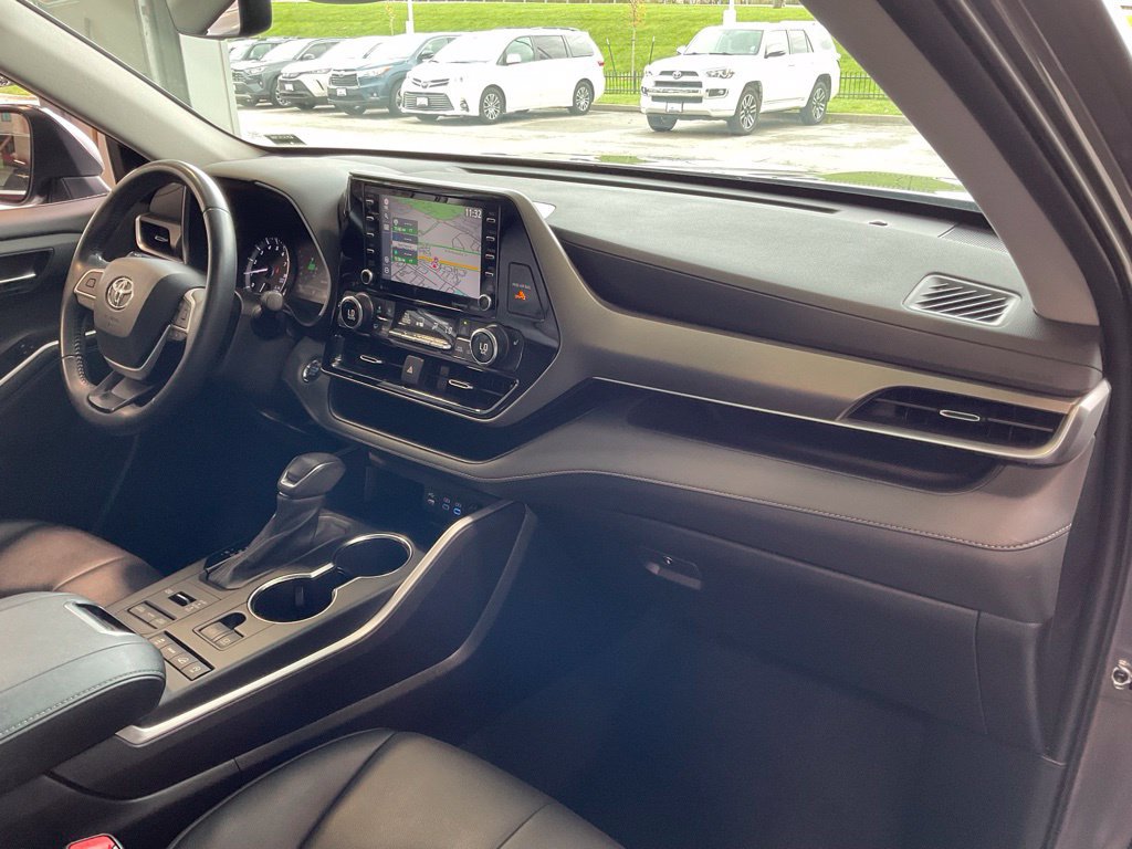 Used 2022 Toyota Highlander XLE AWD/4WD image 19