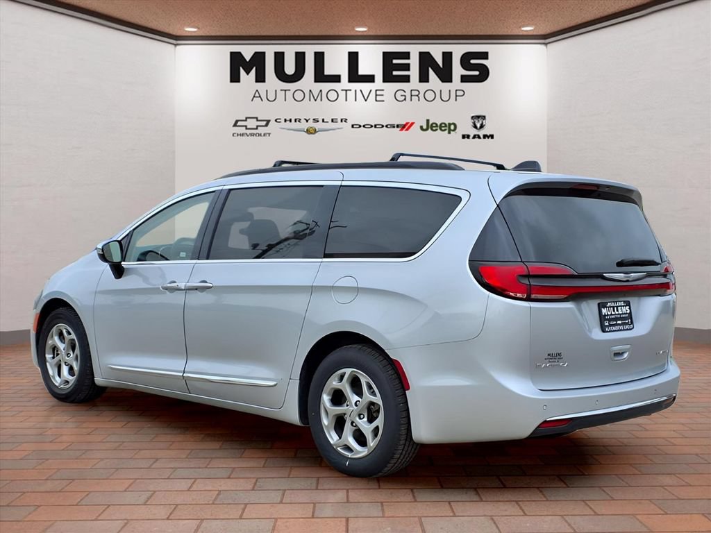 Used 2023 Chrysler Pacifica Limited FWD image 7