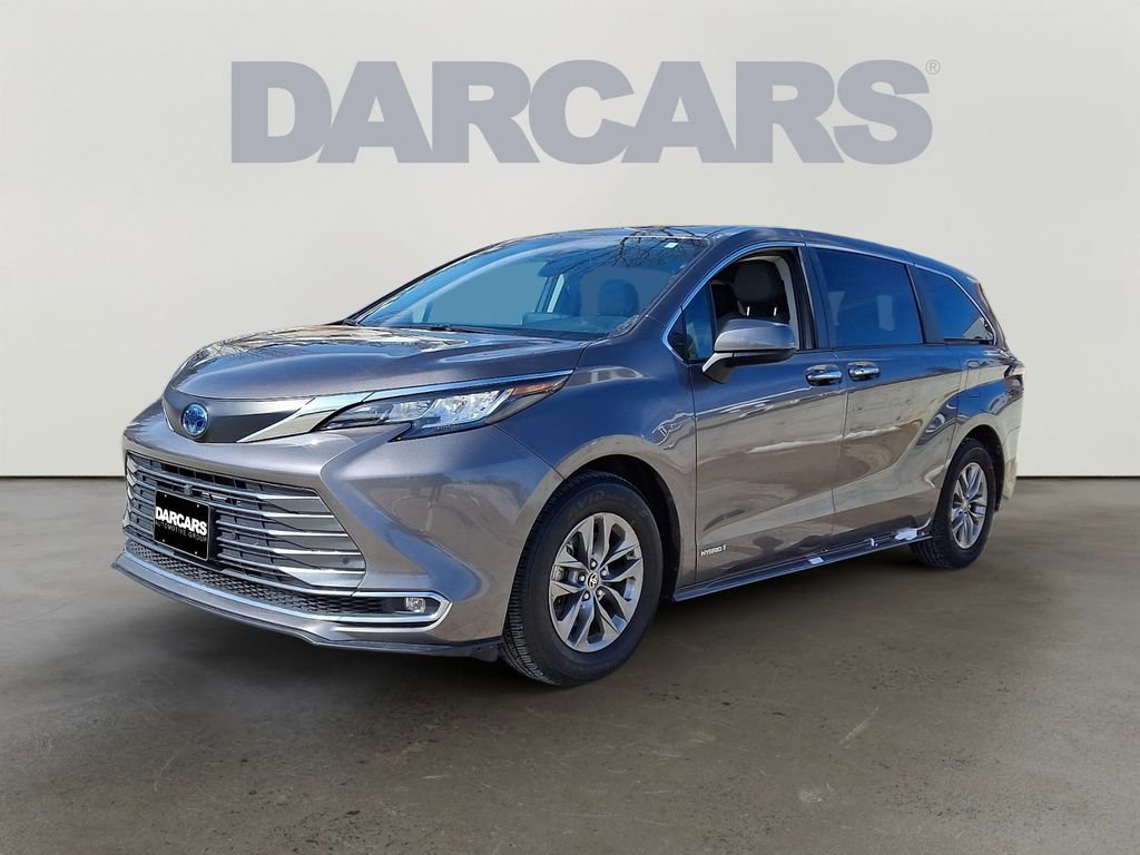 Used 2021 Toyota Sienna XLE image 3