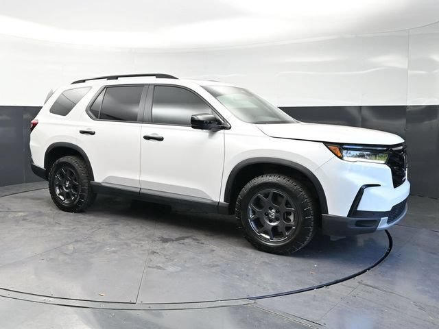 Used 2025 Honda Pilot TrailSport image 3