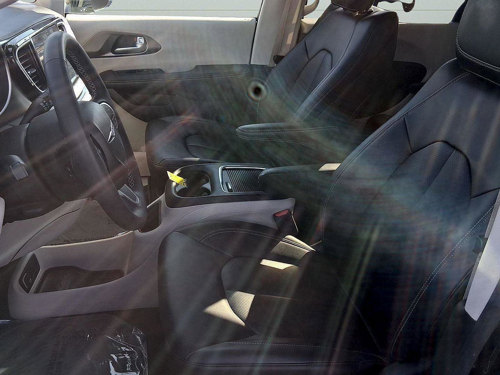 Used 2024 Chrysler Pacifica Touring-L image 11