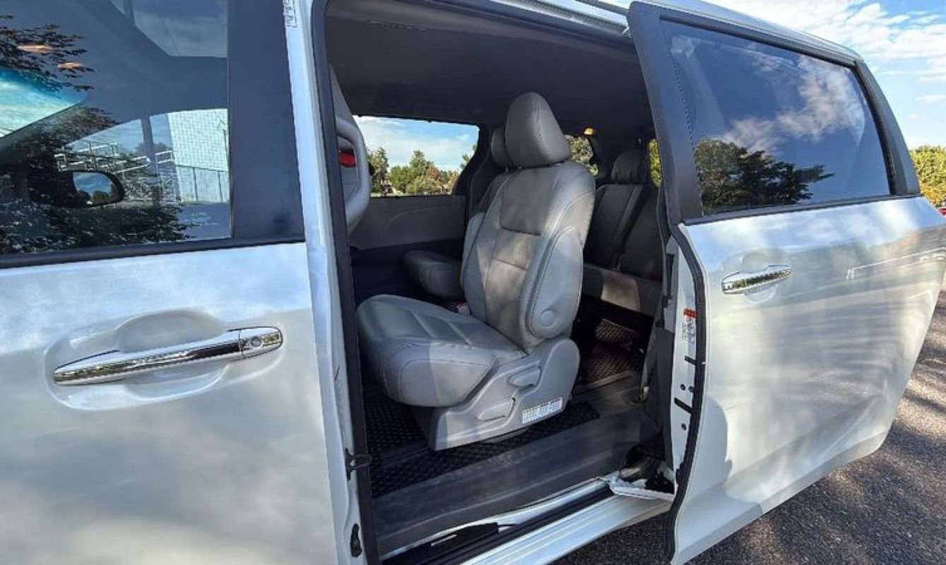 Used 2015 Toyota Sienna XLE image 19