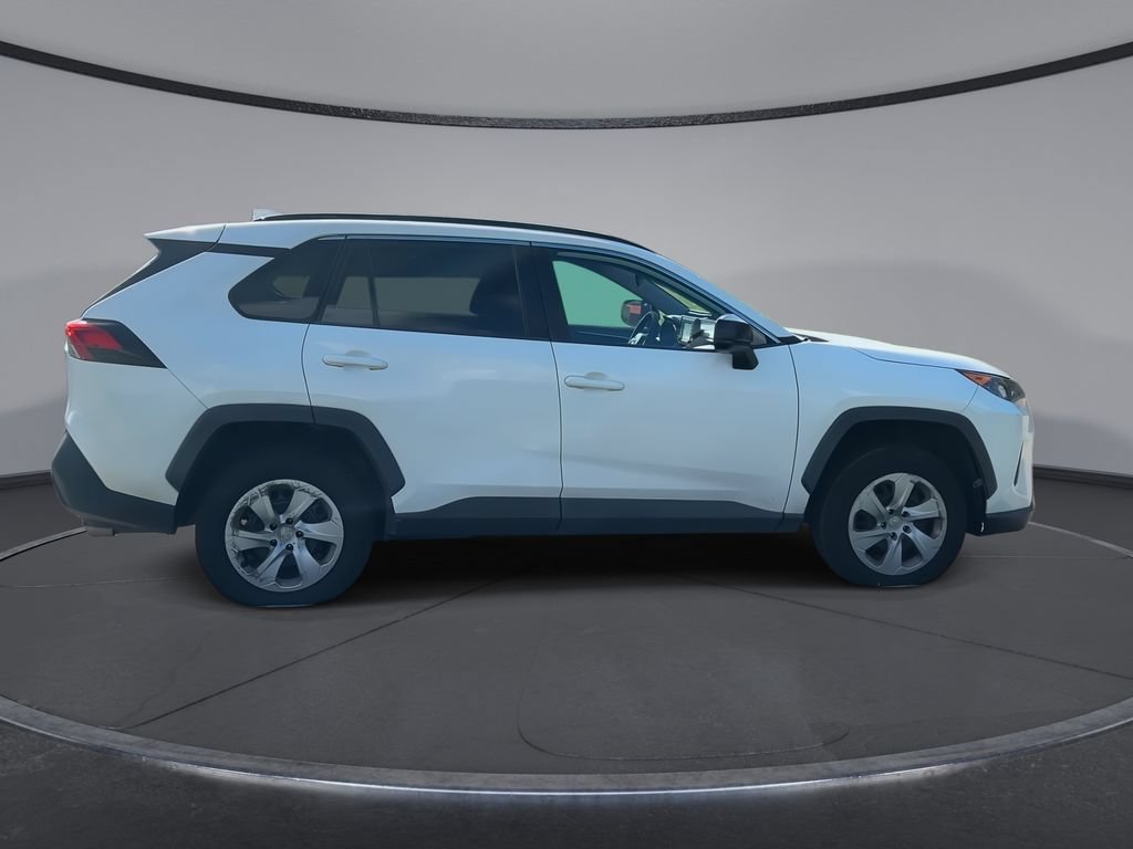 Used 2019 Toyota RAV4 LE FWD image 9