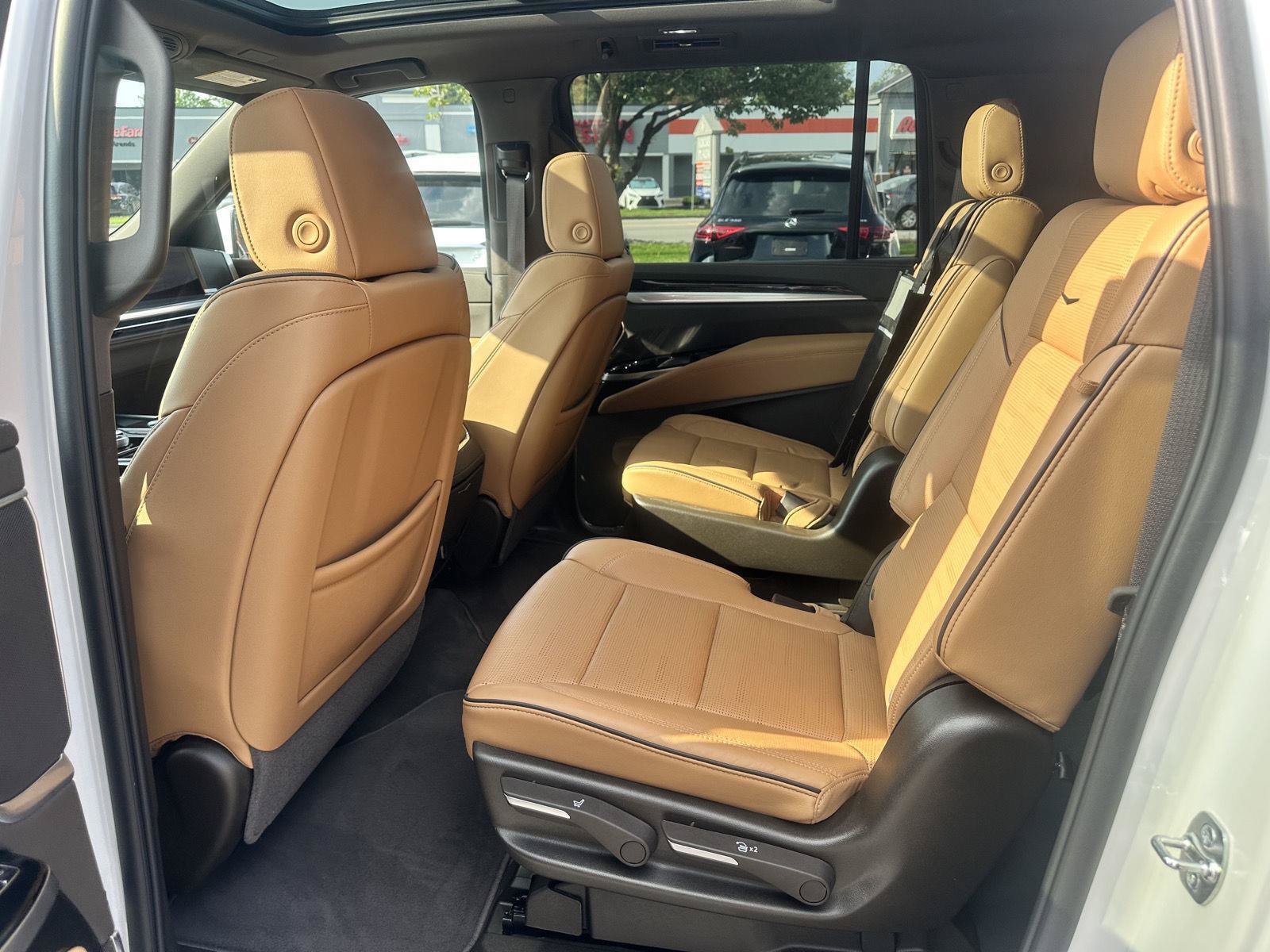 Used 2025 Cadillac Escalade ESV Premium Luxury w/ LPO, Radiant Package AWD/4WD image 22